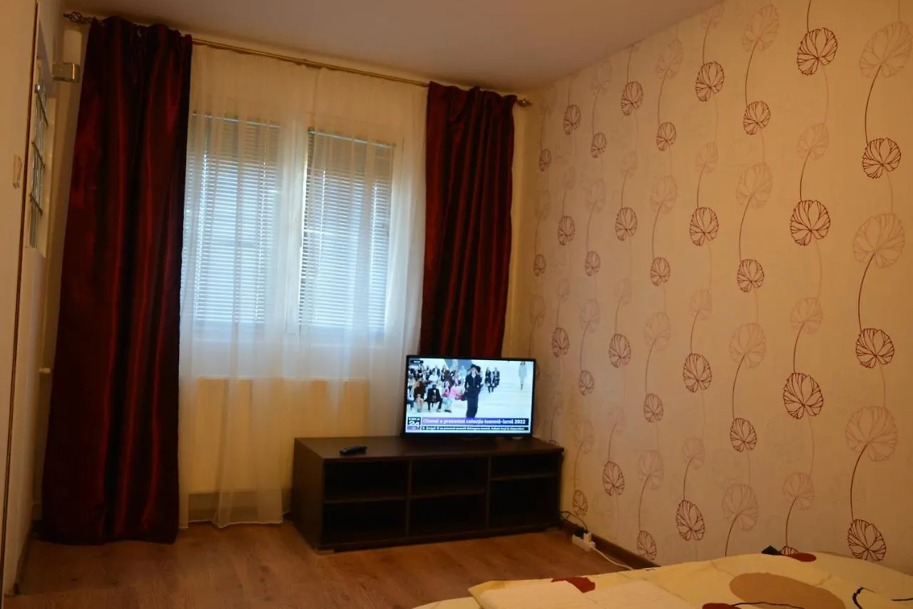 Iulia Studio 9 Bucharest 0*,